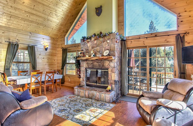 Whispering Forest Log Cabin with endless VIEWS!