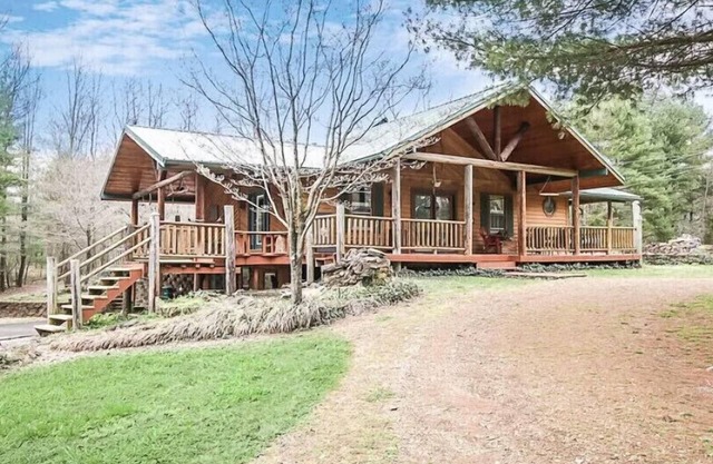 Whispering Waters Rustic Retreat