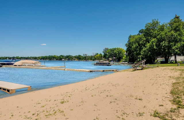 White House, Amazing Cottage, Lake Front, That Sleeps 34!