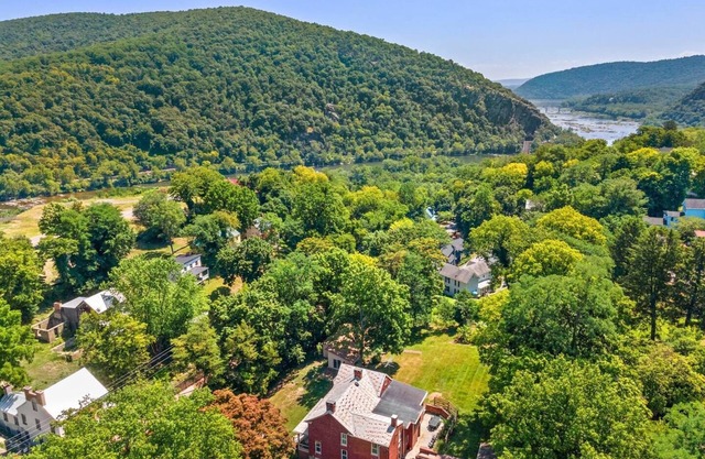 White House Inn - Historic Home in Harpers Ferry!