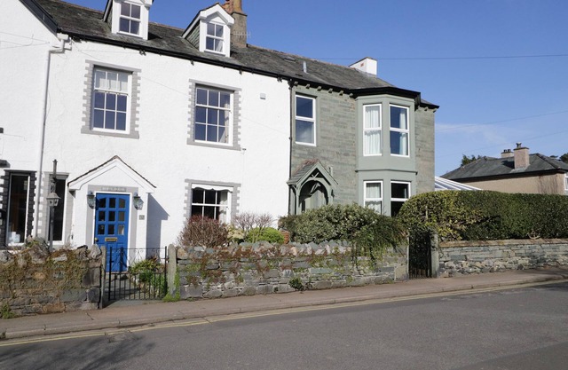 WHITE HOUSE, pet friendly, with open fire in Keswick