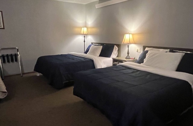 White Lake Lodge - 2 Queen - Room 4 - Sleeps 4