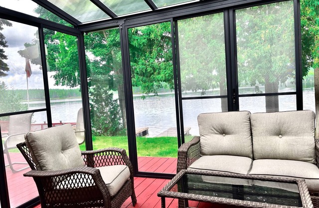 White Lake waterfront cottage with the hot tub, 85" TV