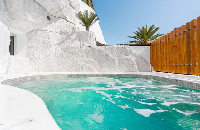 White occhio villa Santorini