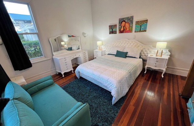 WHITE QUEEN ROOM ONLY Shared Bathroom @ LA CASA BONITA AUCKLAND 8 Bedroom Villa.