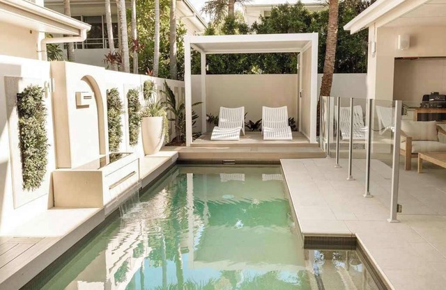 Whitehaven ~ 100m to Beach + Private Pool