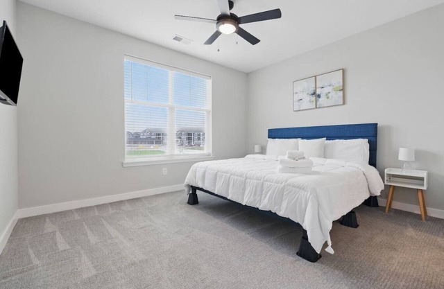 Whitestown Getaway | King Bed