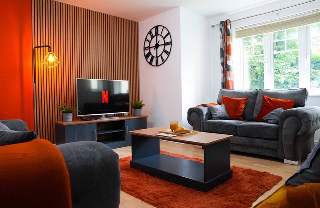 Whole Apartment | 2Bed | 2Bath | Professionals|Contractors|Parking|B'ham 10mins