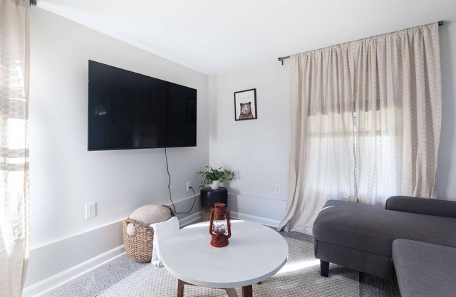 Whole Home Remodeled 1 Bed West Side Coffee Smrt TV WIFI