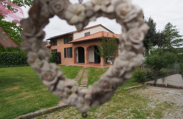 Whole house immersed in the countryside