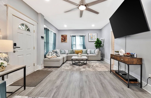 Wichita home, by the river, spacious 9 beds-game room with pool table, 1gb Wi-Fi