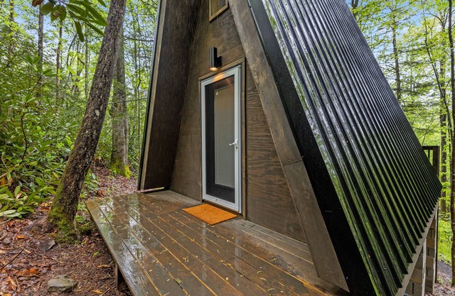 WiFi & Adventure - Creekside - Camping Cabin Retreat in Red River Gorge, Kentucky!