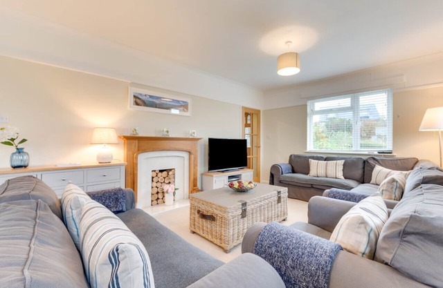 Wight View - Four Bedroom House, Sleeps 8