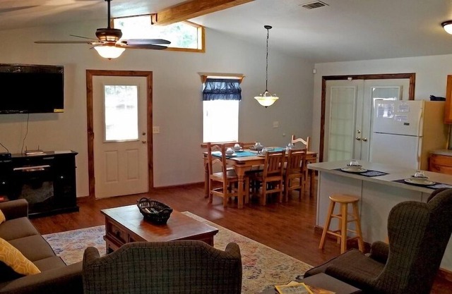 Wild Blue Yonder Cabin With Extra Studio Room, Hot Tub, Fire Pit in the Back Yard by Redawning