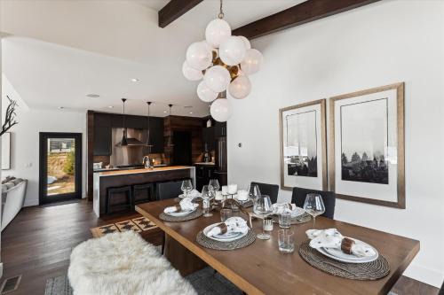 Wildebrook: 4br Mountain Luxury, fireplace, hot tub, x-country ski in/out, 10min to ski resort