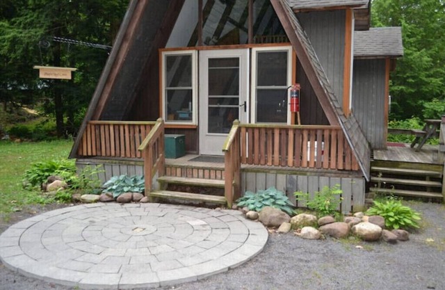 Wilderness Maple Leaf Cabin on Private Laken