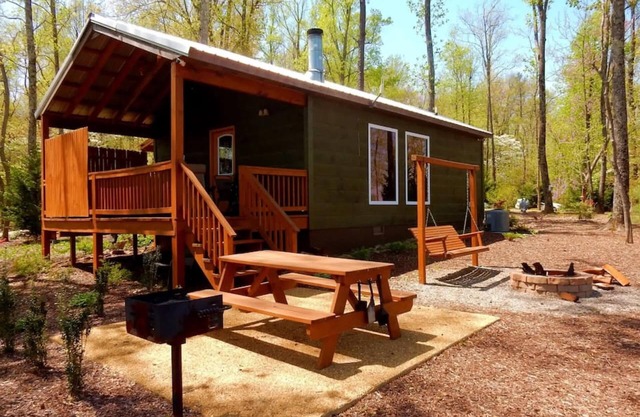 Wildflower Cabin – Hot Tub & Mountain Views