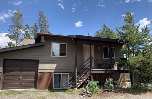 Wildlife Themed Cabin - Close to everything! 1 mile to Yellowstone Park!