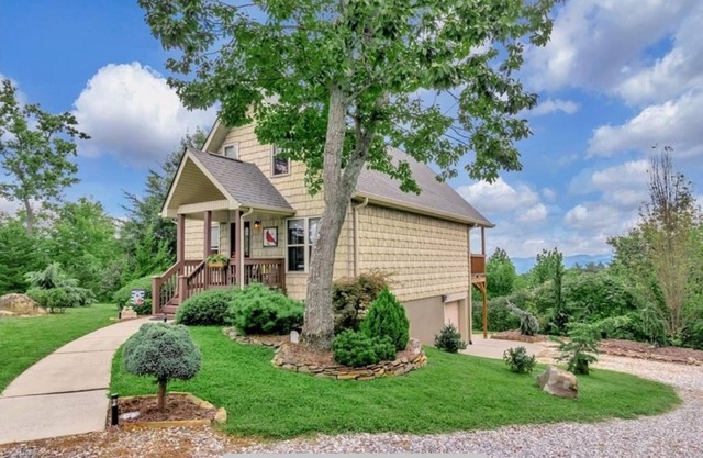 Wilkes County Western NC 3br Cottage with Hot Tub!