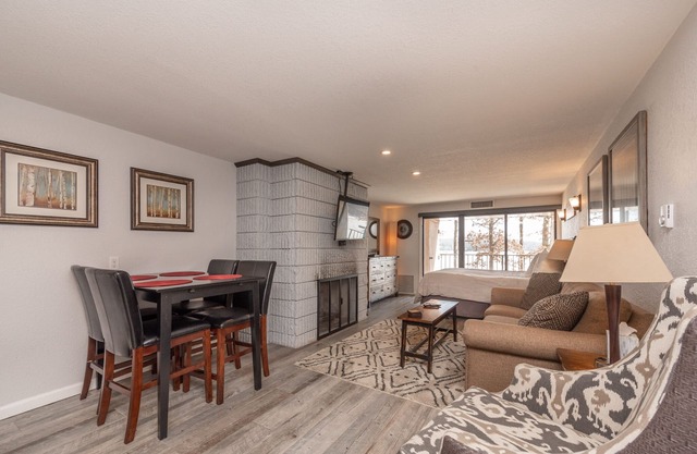 Will O' The Wisp 205A: Lakefront Efficiency Condo, Expansive Lake Views, Firepla