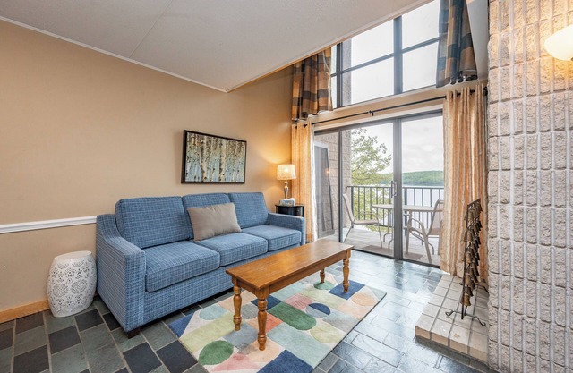 Will O' The Wisp 504F: Cozy Lakefront 3 Bedroom Condo with Fireplace and Balcony