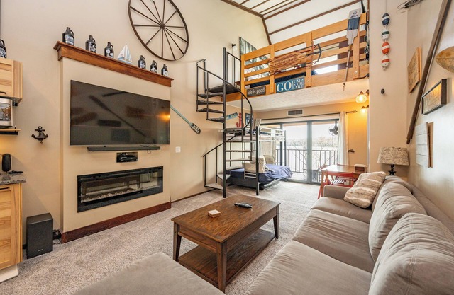 Will O' The Wisp 714H: Lakefront Studio Loft Condo, Free WIFI!
