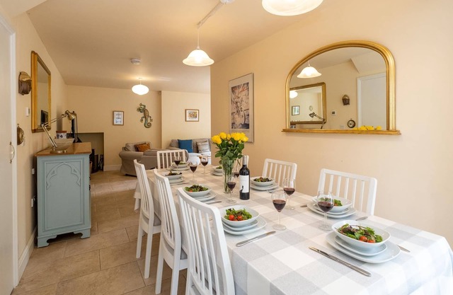 Willow House - sleeps 7 guests in 4 bedrooms