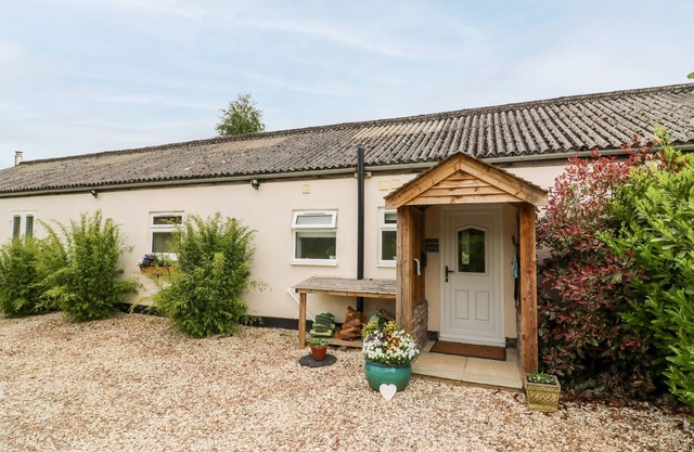 WILLOW LODGE, family friendly, with hot tub in South Cave