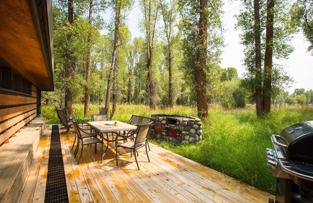 Wilson Wyoming home on Westbank of Snake River