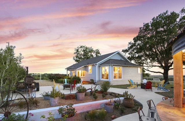 Windmill Hill- Refurbished 1920 Farm House