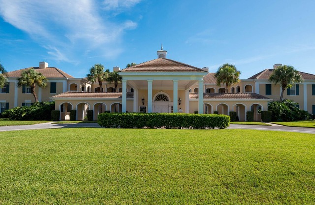 Windsor Lodge Unit 15, studio, close to beaches, pool