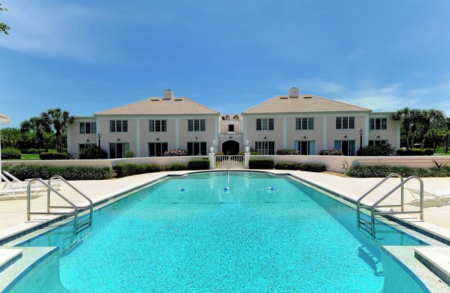 Windsor Lodge Unit 18, studio, close to the beaches, pool access