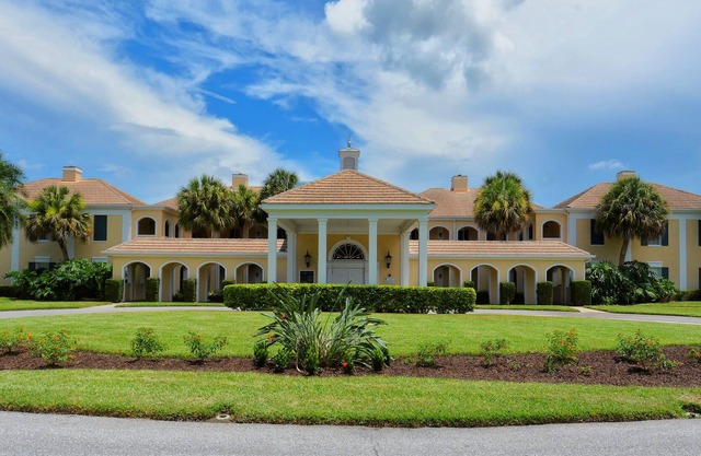 Windsor Lodge Unit 5, condo, close to beaches, pool