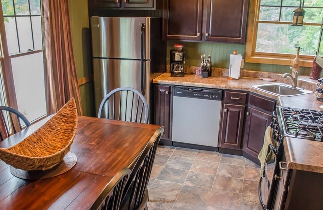 Wine Trail Cabin - Carbondale, Southern Illinois - Giant City State Park