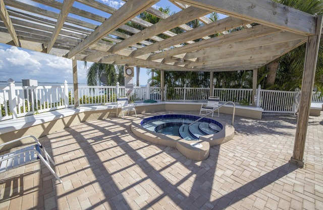 Winter Get A Way-Beautiful Condo-Close to Beach