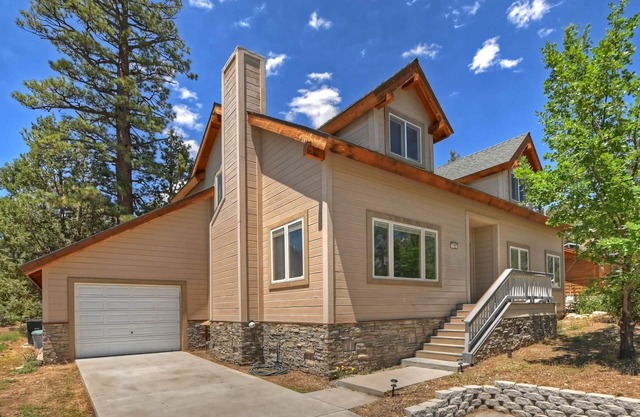 Winter Haus by Destination Big Bear: Whispering Forest Neighborhood! Walk to the National Forest! Ski Slope Views!