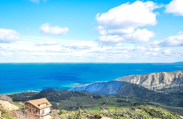 With a beautiful view of the sea, this comfortable vacation apartment in Tusa welcomes you.