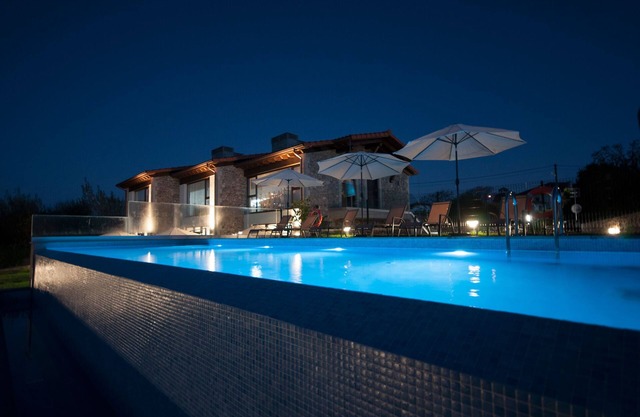 With pool and views of the jesters. Ideal for families