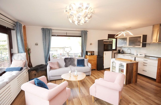 With swimming pool, SW - balcony view of the mountains, incl. mountain railway tickets in summer