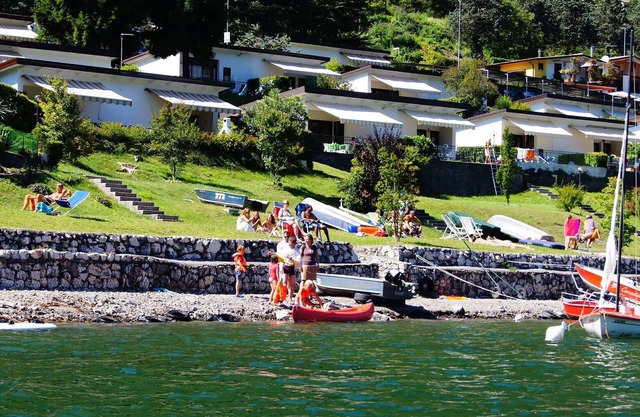 With terrace directly on the lake