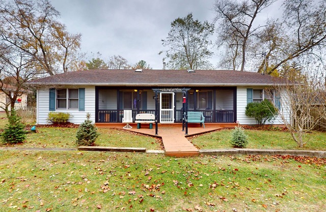 Within walking distance to Lake Michigan, beach access, nice patio, W/D & WIFI
