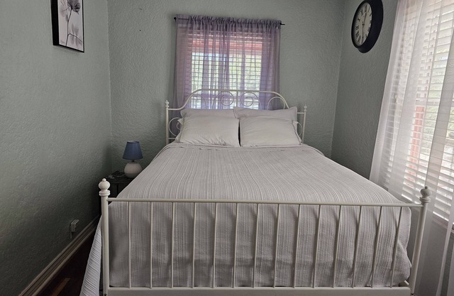 Within walking distance to the U of A and a variety of excellent dining options.