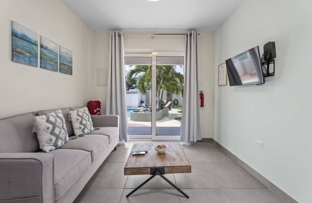 WLR6 - 1BR near Palm Beach - White Lotus Retreat