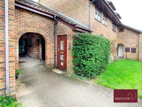 Wokingham - 2 Bedroom Maisonette - With Parking