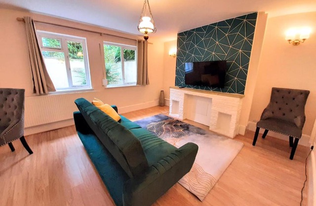 Wokingham - Central 2 beds home with parking