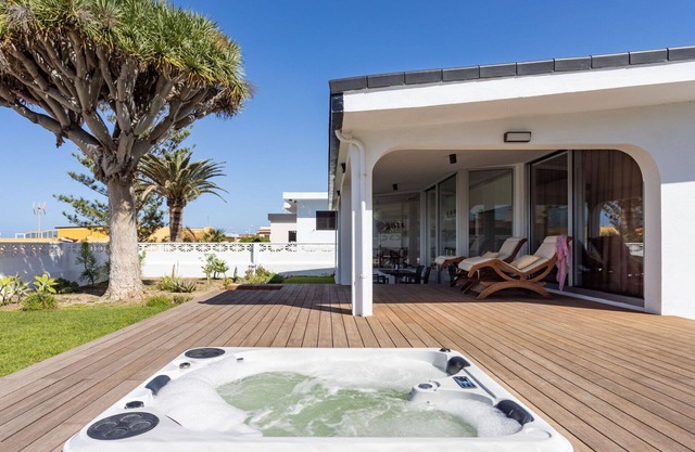 Wonderful private villa for 5 guests with hot tub, WIFI, TV, terrace and panoramic view
