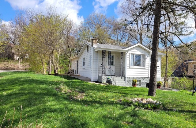 Wonder Lake House- one block from the lake