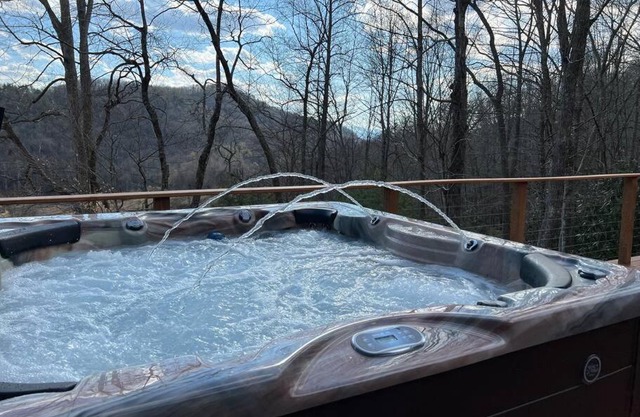 Wonderful cabin tucked in the woods/w Hot tub