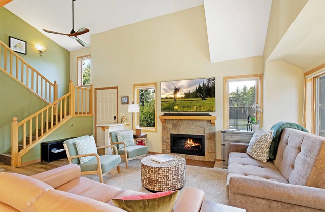 Wonderful Condo, Minutes drive to Arrowhead Resort, Fireplace