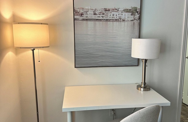 Wonderful Downtown Luxury One-Bdrm w/Fireplace, Patio, BBQ and On-Site Laundry